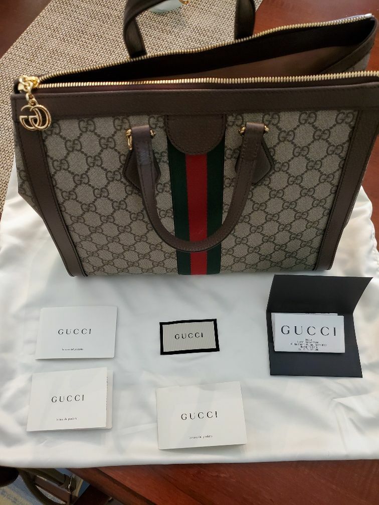 gucci supreme tote medium